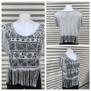 🛍️Miss Royal T fringed top grey w/ geometric
